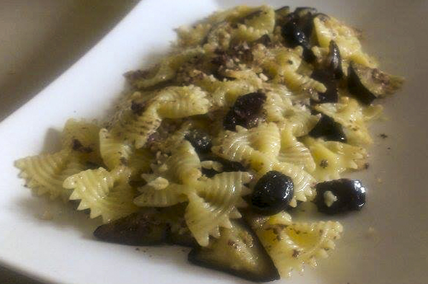 farfalle con peperoni olive e pancetta