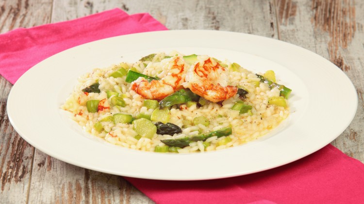 risotto con asparagi e gamberetti su cialda di parmigiano reggiano