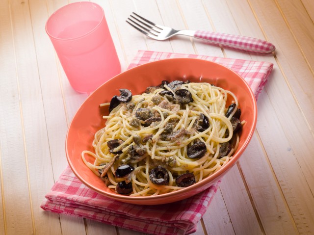 spaghetti con acciughe capperi e olive nere