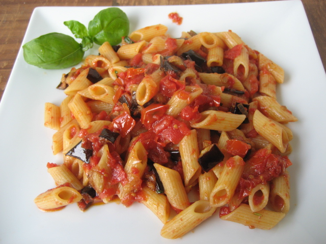 ziti con speck melanzane e pomodorini